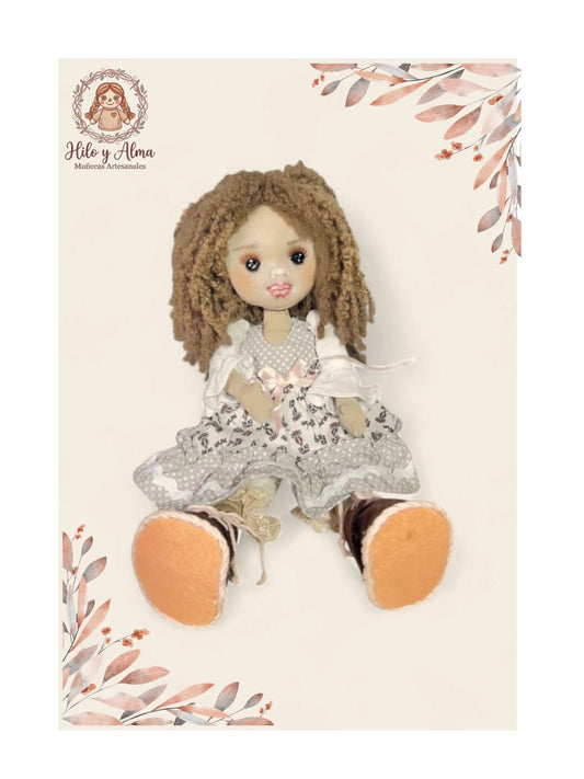 Maya - Muñeca Artesanal en Tela 35cm (Tradición Clásica)